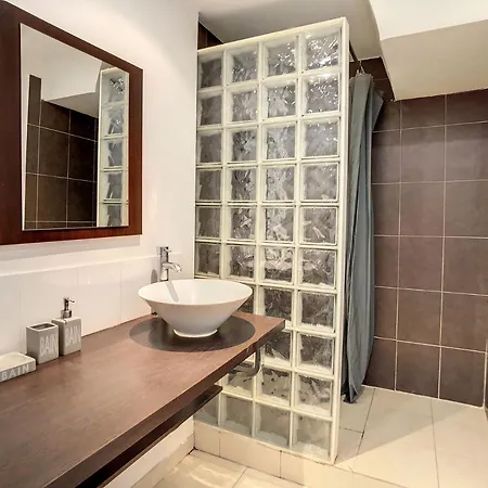 1 Bedroom Notre Dame *